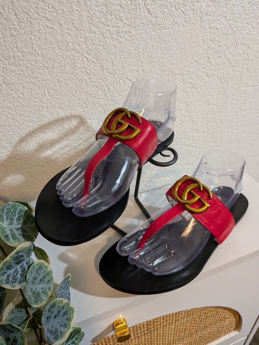 Gucci Red Leather Thong Sandals with Gold Accent Size 39